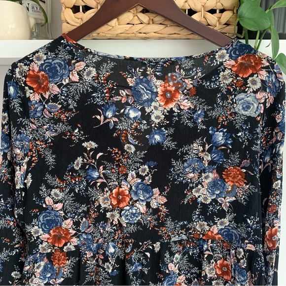 • [American Eagle] Keyhole Blouse • - Picture 8 of 13